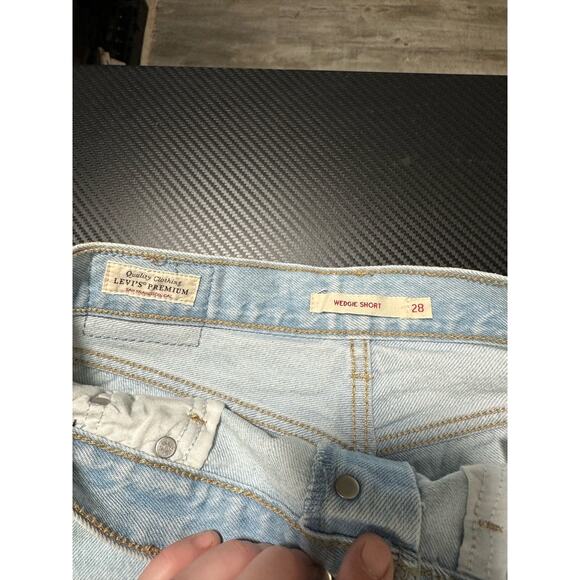 Levis' Premium Wedgie Short Button Fly Light Wash Cut Off Size 28 - Picture 3 of 11